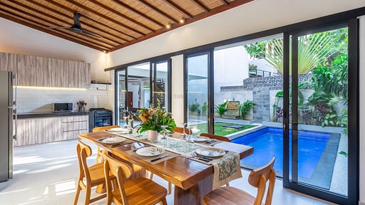 Villa Lebah Dining area