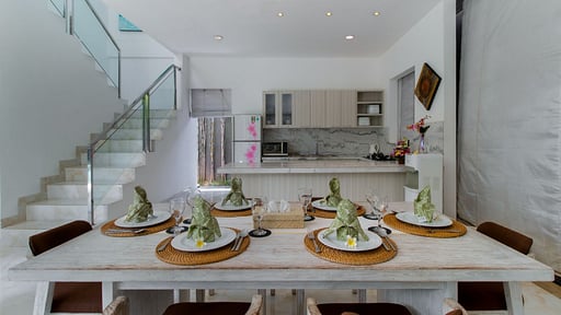 Villa Liela Rose Dining area