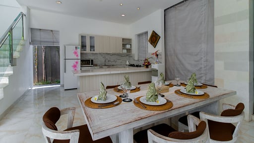Villa Liela Rose Dining area