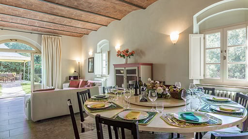 Villa Linchiano Dining area 1