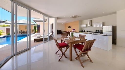 Villa Lipa Talay Sawng Dining area