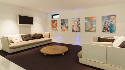 Villa Llenaire Media room