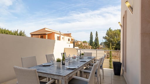 Villa Luminar Dining area