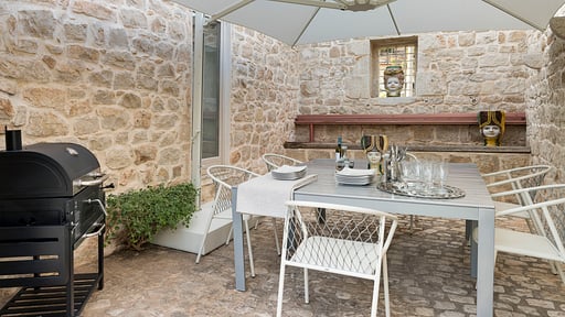 Villa Luna BBQ equipment