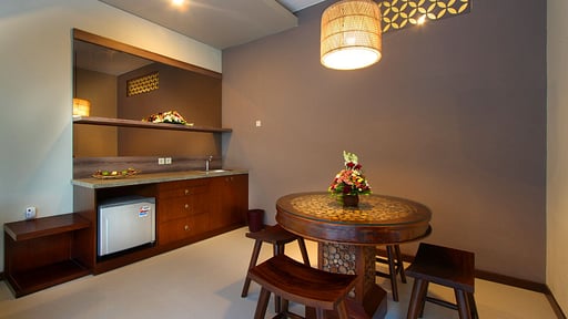 Villa Maharaja Dua Dining area