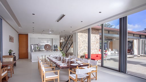 Villa Malee Sai Dining area