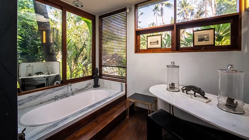 Villa Manis Beachfront Bedroom 1