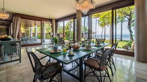Villa Manis Beachfront Dining area