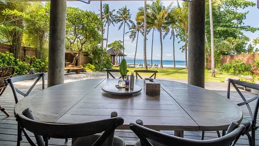 Villa Manis Beachfront Dining area