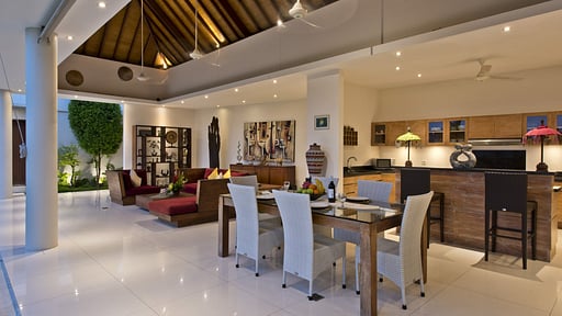 Villa Merayu Dining area