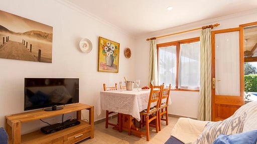 Villa Midnight Blue Dining area