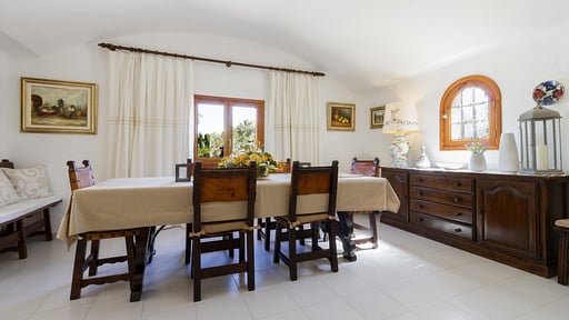 Villa Mocha Dining area