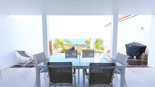 Villa North Waves Dining area