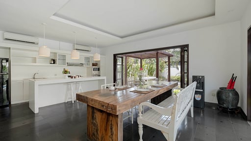 Villa Nunia Two Dining area