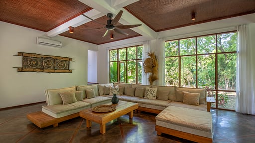 Villa Nutmeg Living room