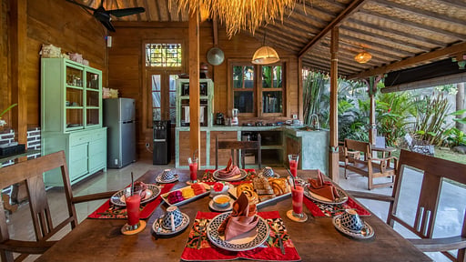 Villa O'Hea Dining area