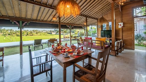 Villa O'Hea Dining area