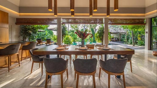 Villa OIA Dining area
