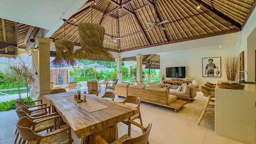 Villa Olive Dining area