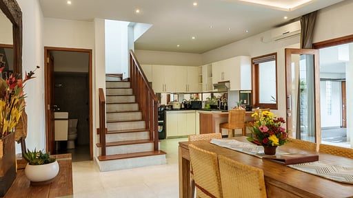 Villa Orange Dining area