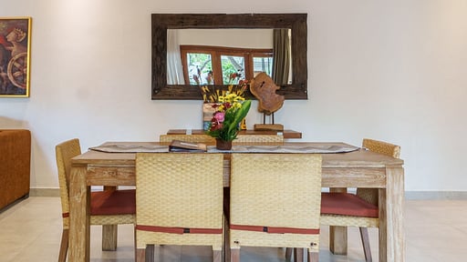 Villa Orange Dining area