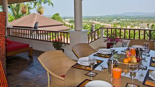 Villa Oriole Обеденная зона