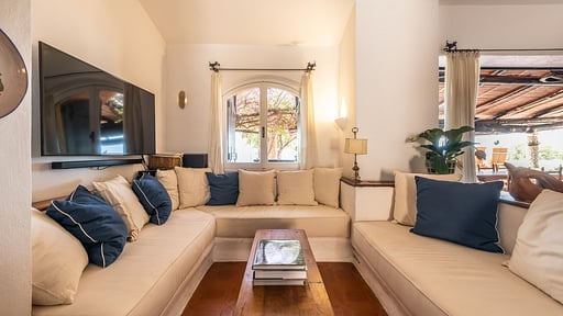 Villa Pacifica Living room 1