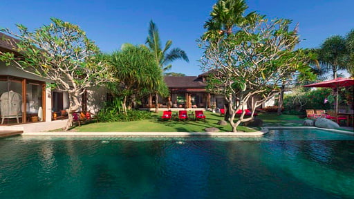 Villa Paloma Swimming pool 1