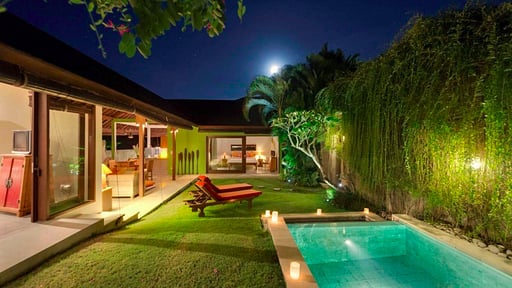 Villa Paloma Swimming pool 2