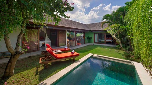 Villa Paloma Swimming pool 1