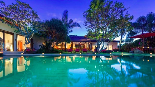 Villa Paloma Swimming pool 1