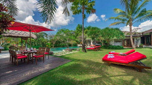 Villa Paloma Swimming pool 1