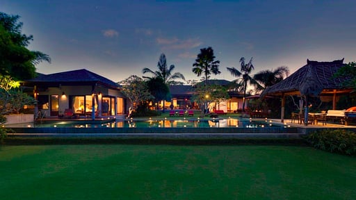 Villa Paloma Swimming pool 1
