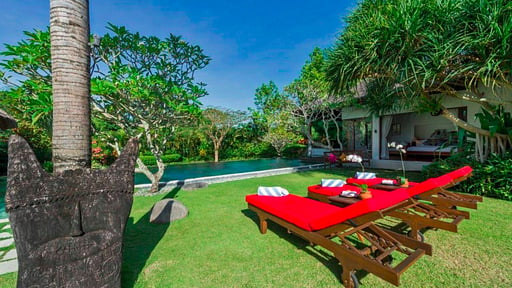 Villa Paloma Swimming pool 1