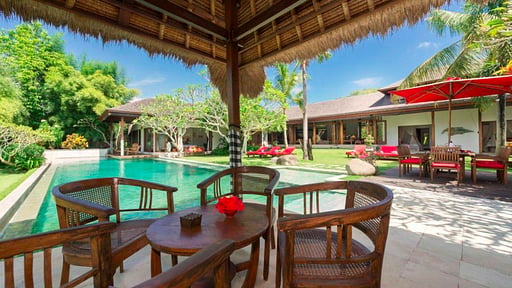 Villa Paloma Swimming pool 1