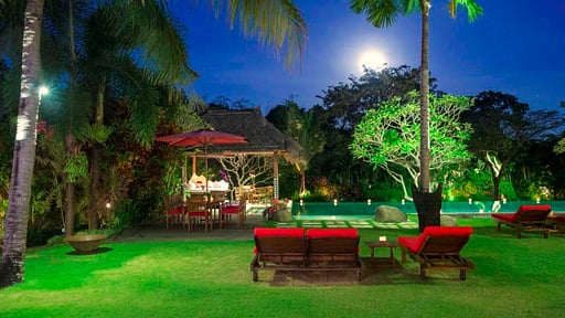 Villa Paloma Swimming pool 1