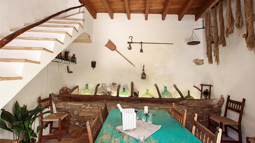 Villa Parchment Dining area