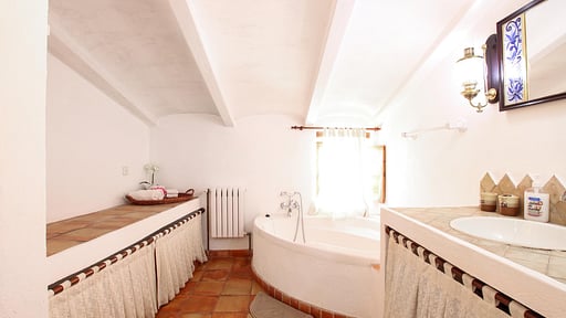 Villa Parchment Bedroom 2