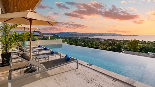 Villa Parichart Swimming pool