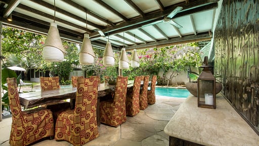 Villa Phinisi Dining area