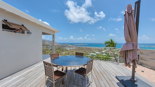 Villa Pinel Dining area