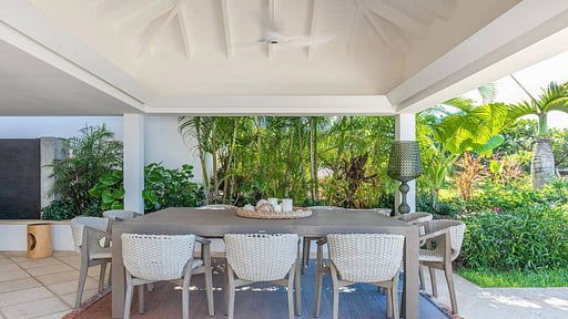 Villa Poppy Dining area