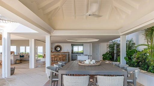 Villa Poppy Dining area