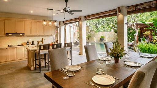 Villa Pulung Dining area