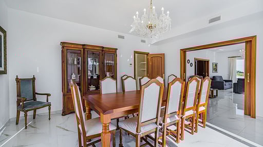 Villa Quiros 2 Dining area