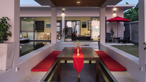 Villa Red Dining area