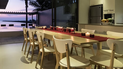 Villa Red Dining area