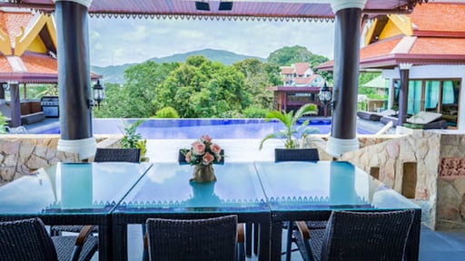 Reuan Thai Villa Dining area