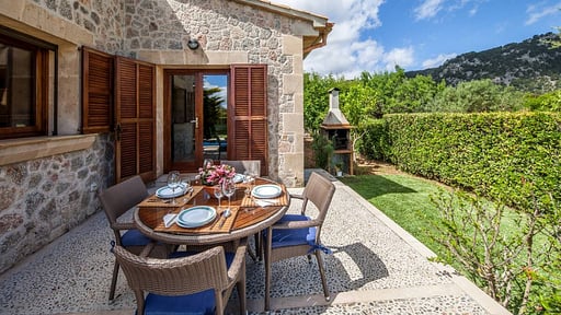 Villa Rostoya Dining area