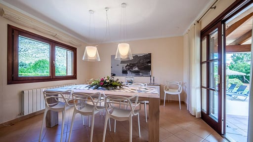 Villa Rostoya Dining area